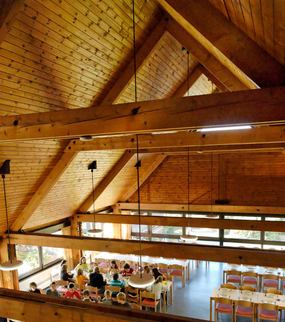 Ein Holzdach eines Restaurants