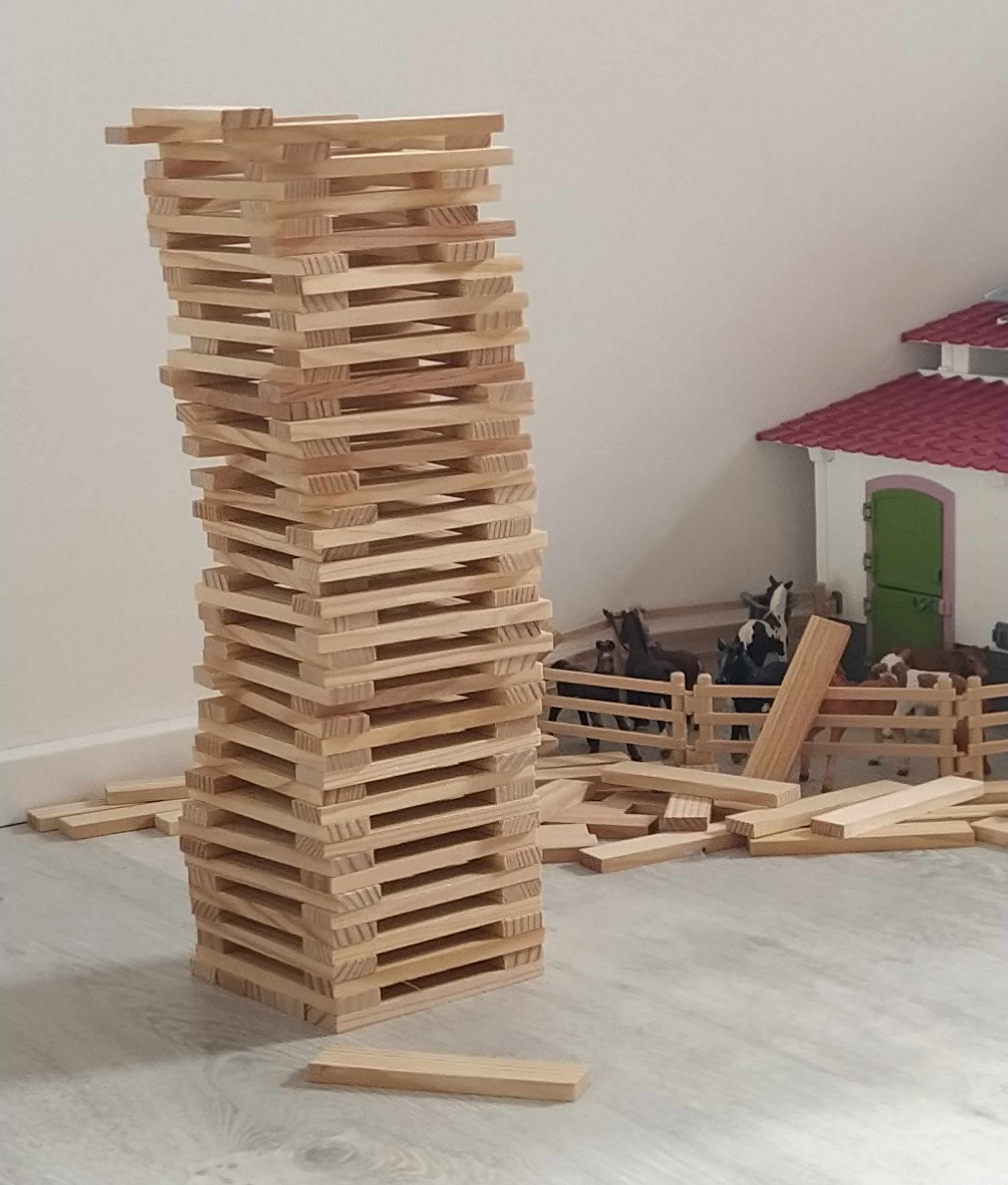 Ein Turm aus Holzklötzen